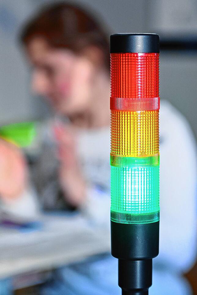 Eine CO2-Ampel leuchtet in einem Klassenzimmer. Die städtischen Schulen in Überlingen wurden zum neuen Schuljahr mit Ampeln ausgestattet.