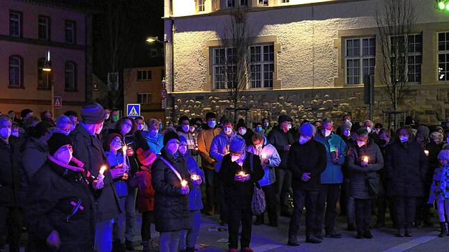 Zahlreiche Bräunlinger zeigten ihre Solidarität mit Ukraine und entzündeten Kerzen beim Friedensgebet vor der Stadthalle.