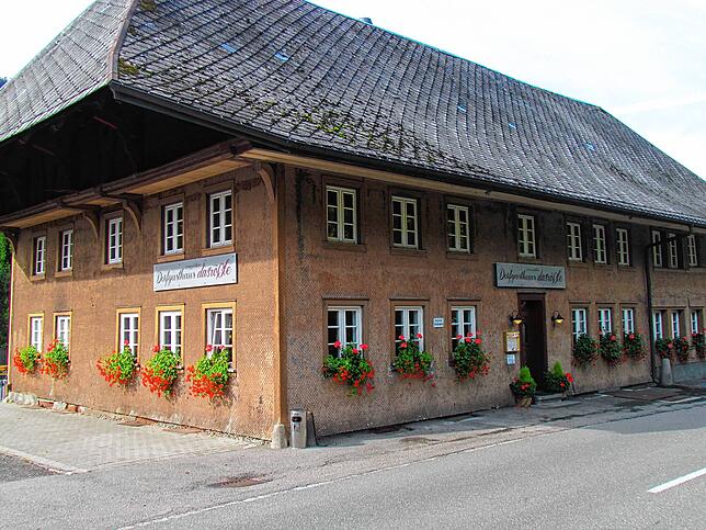 Im wirklichen Leben ist der „Löwen“ das Gasthaus Rössle in Todtnau-Geschwend im Schwarzwald.