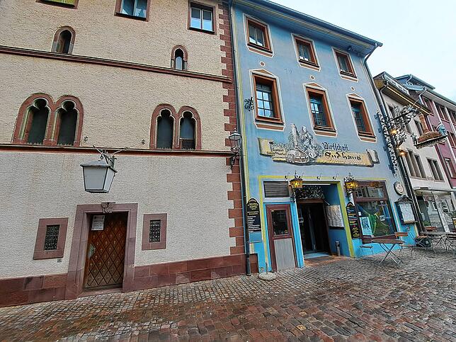 Ein Narrostüble gibt es auch neben dem Villinger Südhaus am Münsterplatz. In der ehemaligen Spielothek hinter dem linken Eingang stehen ...
