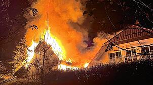 Die Scheune steht am frühen Dienstagmorgen in Vollbrand. Ein Übergreifen der Flammen auf das Wohnhaus kann die Feuerwehr ...
