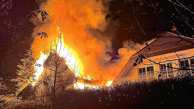 Die Scheune steht am frühen Dienstagmorgen in Vollbrand. Ein Übergreifen der Flammen auf das Wohnhaus kann die Feuerwehr ...