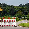Hier kann aktuell niemand fahren: Nach einem Hangrutsch und Straßenschäden ist die Straße zwischen Bodman und Liggeringen gesperrt.