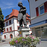 Der Fischerbrunnen zwischen Kloister- und Christophstraße mit einer Skulptur von Werner Gürtner.