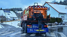 Für die Mitarbeiter des St. Georgener Bauhofs stellt der Schnee nach den massiven Regenfällen kein Problem dar: Ein Streufahrzeug ist am ...