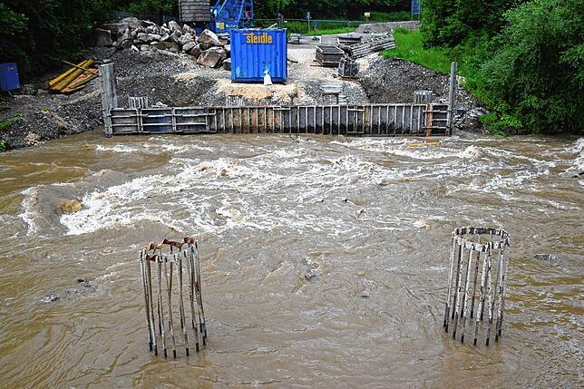 Das Wasser an der Brücken-Baustelle beim Rißtorf-Kreisel ist stark gestiegen. Die Sandsäcke sind nicht mehr zu sehen.