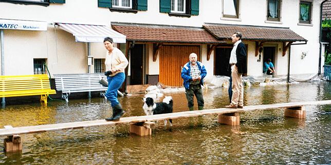1999: In der Allensbacher Hinnengasse stand das Wasser besonders hoch. Die Anwohner wie Peter Sonntag (Bildmitte in blauer Jacke) kamen ...