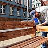 Wenn die Sonne scheint, dann sitzen Gäste auch gerne draußen. Markus Wachter von der Bar Centrale bereitet die Sitzmöglichkeiten für den ...