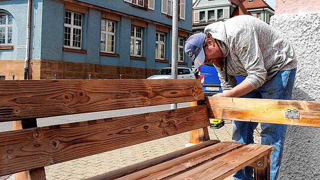 Wenn die Sonne scheint, dann sitzen Gäste auch gerne draußen. Markus Wachter von der Bar Centrale bereitet die Sitzmöglichkeiten für den ...