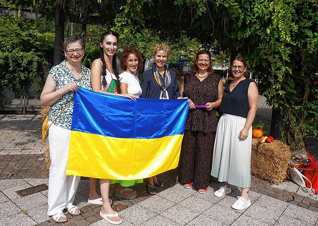 Ukrainisch-deutsches Miteinander: Hinter der ukrainischen Flagge stehen Elena Korocencev (von links), Antonia Kardash, Tamila Elksnit ...