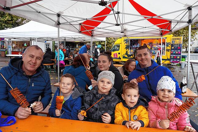 Lecker & knusprig: Foodtrucks verwöhnen beim Sonntagsverkauf auf dem Marktplatz, diese Gruppe aus Lauchringen gönnt sich Spiral-Kartoffeln.