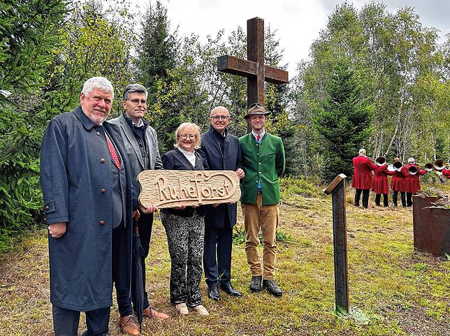 In Rickenbach wurde der neue Begräbniswald „RuheForst“ eingeweiht. Im Bild von links: Jost Arnold Geschäftsführer der RuheForst GmbH, ...