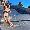 Schwungvolle Abkühlung: Wasserrutschen wie diese im Parkschwimmbad in Donaueschingen stehen derzeit hoch im Kurs.