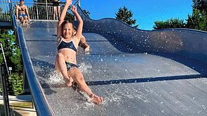 Schwungvolle Abkühlung: Wasserrutschen wie diese im Parkschwimmbad in Donaueschingen stehen derzeit hoch im Kurs.