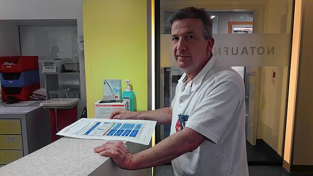 Chefarzt Dr. Stefan Kortüm am Empfangstresen der Zentralen Notaufnahme des Klinikums Hochrhein.