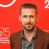 Junge Männer suchen Schönheitschirurg Werner Mang auf, weil sie sich ein Kinn wie der kanadische Schauspieler Ryan Gosling wünschen.
