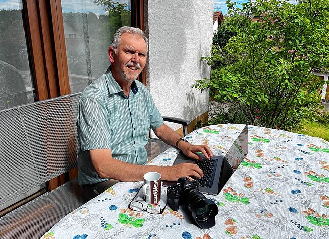 Hans-Jürgen Götz sitzt vor seinem Laptop. Als er bei IBM seine Laufbahn startete, wären für die selbe Rechenleistung seines heutigen ...