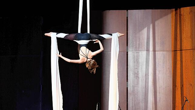 Zu Klaviermusik aus &bdquo;Die fabelhafte Welt der Amélie&ldquo; turnt Aimee Gumpoldsberger am Vertikaltuch.