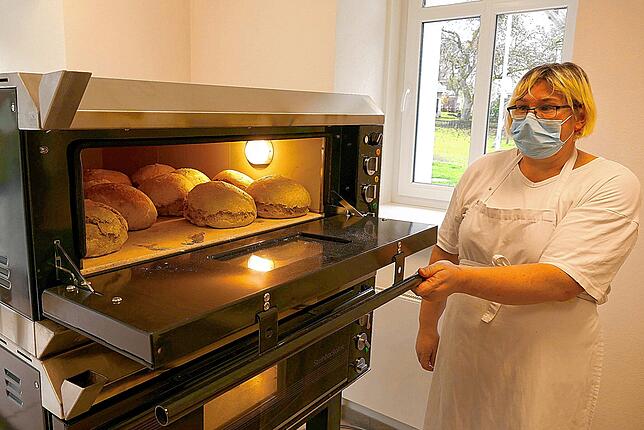 Bäckerin Maren Hahn freut sich über knusprigeres Brot.