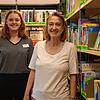 Die Leiterin der Stadtbibliothek, Petra Wucherer (links), und die Leiterin der Kinder- und Jugendbibliothek, Melina Vogt, beobachten ...