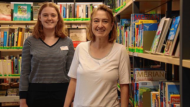Die Leiterin der Stadtbibliothek, Petra Wucherer (links), und die Leiterin der Kinder- und Jugendbibliothek, Melina Vogt, beobachten ...