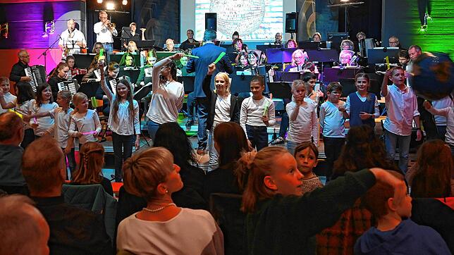 Jubelrufe, Beifall und ein volles Haus erlebten die Musiker des Schlüchttal-Akkordeon-Orchesters bei ihrem Jahreskonzert in der ...