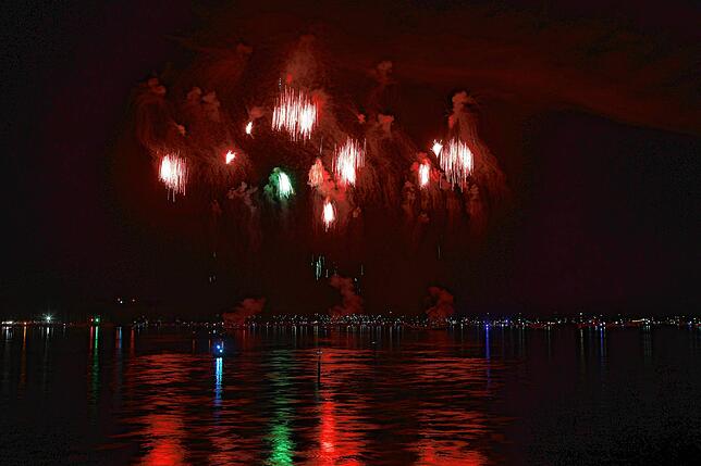 Bild 40: Konstanzer Seenachtfest 2024 - Jetzt knallt's! Das Feuerwerk am Bodensee bringt Zuschauer zum Staunen