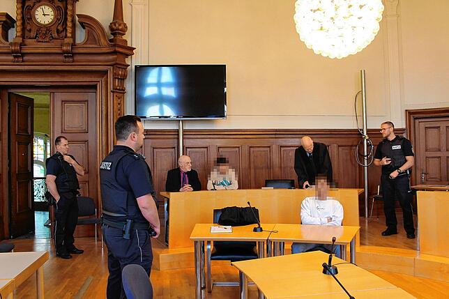 Die beiden wegen Vergewaltigung Angeklagten mit ihren Verteidigern Wolfgang Burkhardt (hinten) und Rüdiger Mack (vorne).