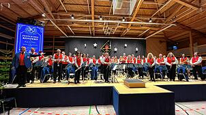 Dirigent Stefan Strecker (ganz links) überlässt den Schlussapplaus in der Graf-Burchard-Halle zunächst seinen Musikern. Bild: Mardiros Tavit