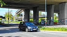 (Archivbild von 2023) Als der Bus an der Haltestelle unter der Schänzlebrücke auf der rechten Spur zum Stehen kommt, wechselt der ...