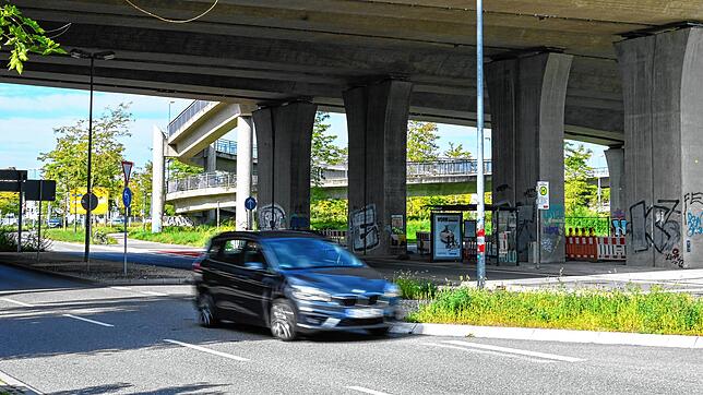 (Archivbild von 2023) Als der Bus an der Haltestelle unter der Schänzlebrücke auf der rechten Spur zum Stehen kommt, wechselt der ...