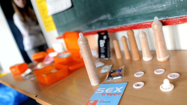 In einer Schule wird Anschauungsmaterial für den Sexualkundeunterricht, darunter Kondome, gezeigt.