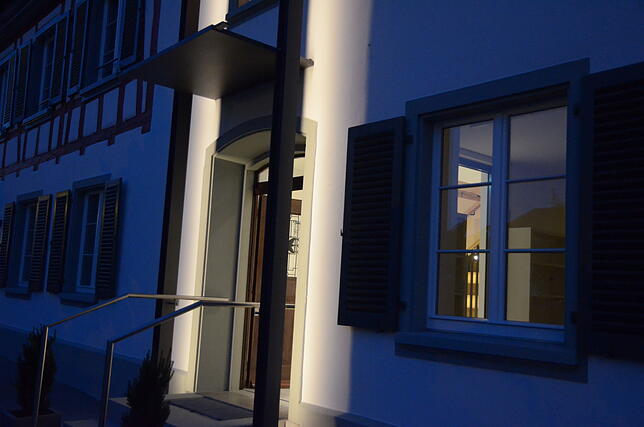Eingangstür zur Mittleren Kaplanei. Abends lädt die Haupteingangs-Beleuchtung zu Veranstaltungen ein.