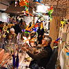 Roger Schräpler, Glasbläser im Salemer Schlossbezirk, öffnete zum Weihnachtsmarkt sein Atelier. Dicht an dicht drängen sich die Besucher ...
