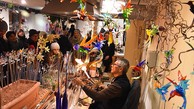 Roger Schräpler, Glasbläser im Salemer Schlossbezirk, öffnete zum Weihnachtsmarkt sein Atelier. Dicht an dicht drängen sich die Besucher ...