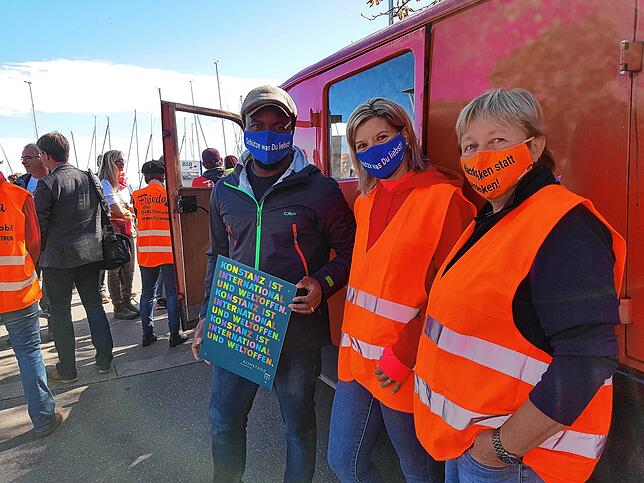 David Tchakoura (links) von der Stabsstelle Konstanz international der Stadt Konstanz mit Melanie Wieczorek und Angelika Vogt vom ...