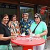 Ursula Kornmaier, Kiosk-Pächterin im Singener Aachbad (links), zieht nach ihrer ersten Saison eine positive Billanz. Mit ihr im Bild ...