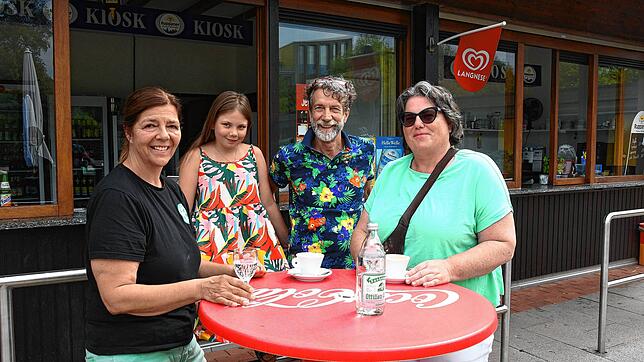 Ursula Kornmaier, Kiosk-Pächterin im Singener Aachbad (links), zieht nach ihrer ersten Saison eine positive Billanz. Mit ihr im Bild ...