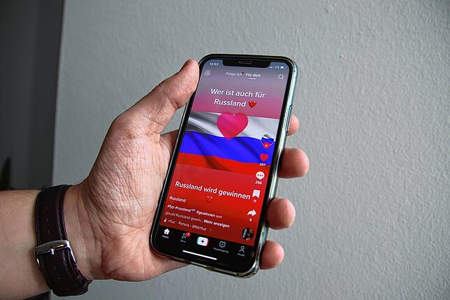 TikTok-Nutzer veröffentlichen russische Fanvideos, als ginge es beim Ukraine-Krieg um ein Fußballspiel.