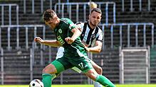 Villingens Fabio Liserra (hinten) versucht Homburgs Amar Suljic den Ball abzunehmen. Der 08-Innenverteidiger verletzte sich bei der ...