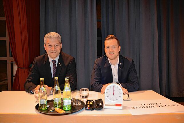 Der stellvertretende Bürgermeister Sebastian Schmäh und Hauptamtsleiter Maximilian Fetzer (von links) führten durch die ...
