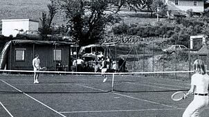 Als beim Tennisclub Unterkirnach vor fast 50 Jahren die ersten Bälle auf den neu gebauten Plätzen geschlagen werden, muss am ...