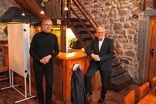 Andreas Kaltenbach (rechts) und sein Nachfolger Roland Scherer in der Zunftstube im Schnetztor.