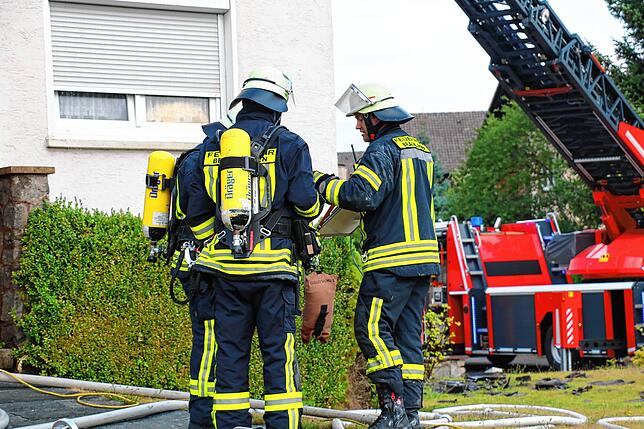 Die Feuerwehr Bräunlingen bekämpft am Mittwochmorgen einen Gebäudebrand in einem Wohngebäude Ecke Dießenhoferstraße/ Gießnaustraße. Der ...
