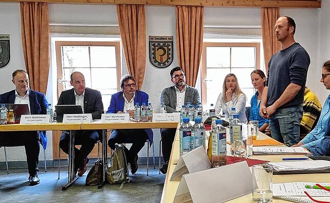 Michael Kollmeier (von links), Georg Heitlinger, Armin Wildbüßer und Niko Reith lauschen den Ausführungen von Benedikt Bogenschütz ...
