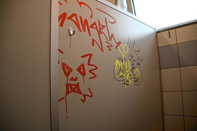 Graffiti an der Klowand in der Öffentlichen Toilette am Viehmarktplatz in Waldshut.