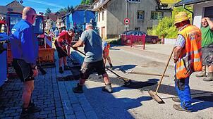 Die Gräben für das Glasfasernetz in der Todtmooser Grüntalstraße werden geschlossen. Nun gehen die Arbeiten in der Kirchbergstraße ...