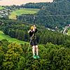 Am Seil geht es rasant ins Tal hinunter: Dieses Archivbild zeigt eine Seilrutsche in Sachsen. Eine solche Zipline könnte in Zukunft als ...
