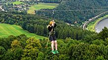 Am Seil geht es rasant ins Tal hinunter: Dieses Archivbild zeigt eine Seilrutsche in Sachsen. Eine solche Zipline könnte in Zukunft als ...