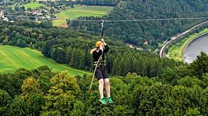 Am Seil geht es rasant ins Tal hinunter: Dieses Archivbild zeigt eine Seilrutsche in Sachsen. Eine solche Zipline könnte in Zukunft als ...